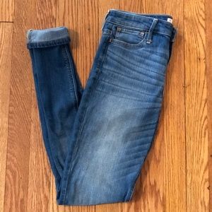 Hollister 7R skinny jeans.